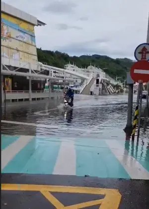 ▲民眾在積淹水地帶騎車，搖搖晃晃。（圖／讀者提供）