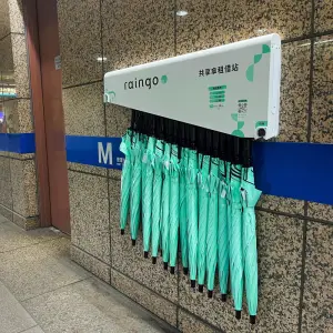 ▲今（31）日台北捷運也在臉書上正式宣布「共享傘服務」上線，消息也引發通勤族狂讚：「等好久了」。（圖／台北捷運臉書）