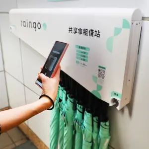 ▲北捷與新創公司合作，在台北捷運系統總共117個車站中，設置了266個「raingo共享傘」租借站。（圖／台北捷運臉書）