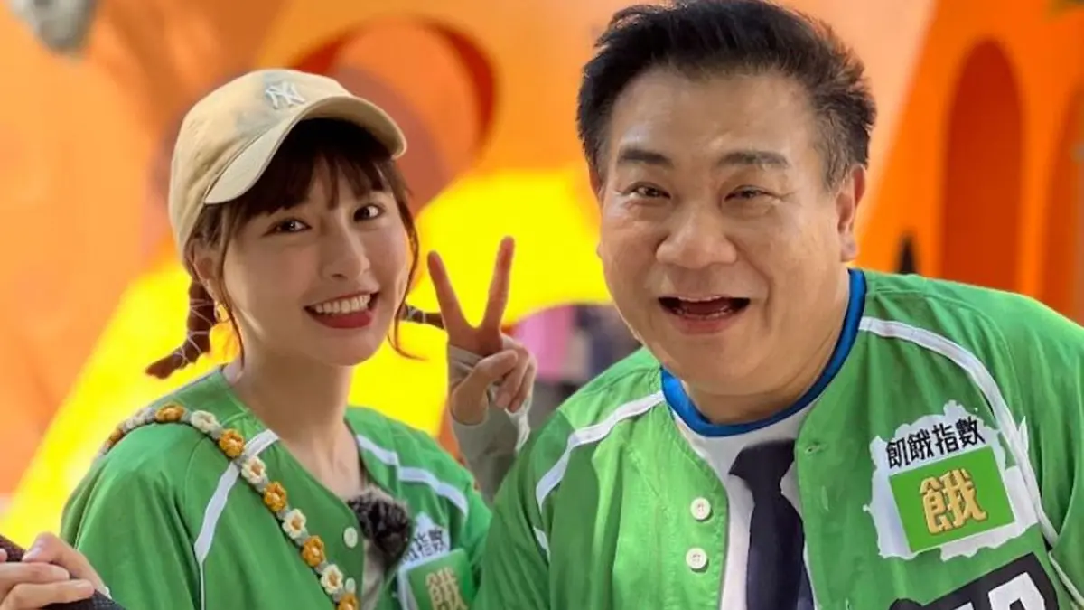 ▲白雲（右）在錄影前不小心摔傷雙手，趕忙找了兒子來救火，結果玩遊戲卻被峮峮（左）笑虧：「加油好嗎？」（圖／中視提供）