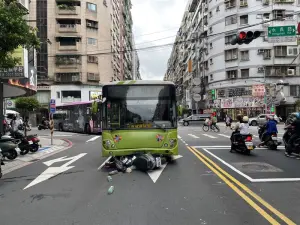 疑闖紅燈左轉！新北機車騎士釀公車煞不住追撞　4人受傷緊急送醫
