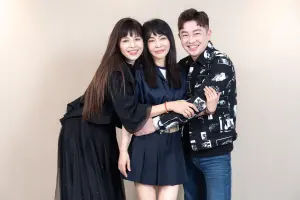 ▲林葉亭(左)、李明川(右)代言柴智屏的養髮產品。(圖/群星瑞智提供) ▲林葉亭(左)、李明川(右)代言柴智屏的養髮產品。(圖/群星瑞智提供)