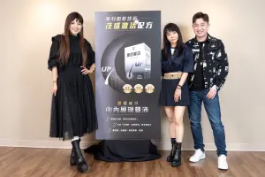 ▲柴智屏(中)推出養髮產品進軍電商市場。(圖/群星瑞智提供) ▲柴智屏(中)推出養髮產品進軍電商市場。(圖/群星瑞智提供)