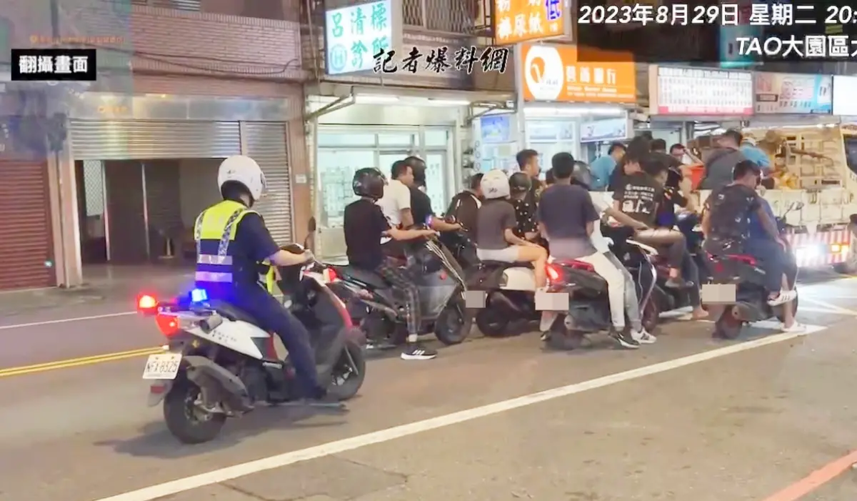 ▲眼前一批「廟會猴子」違停又未戴安全帽，不料後方員警竟繞路默默離開引發熱議。（圖／翻攝「記者爆料網」）