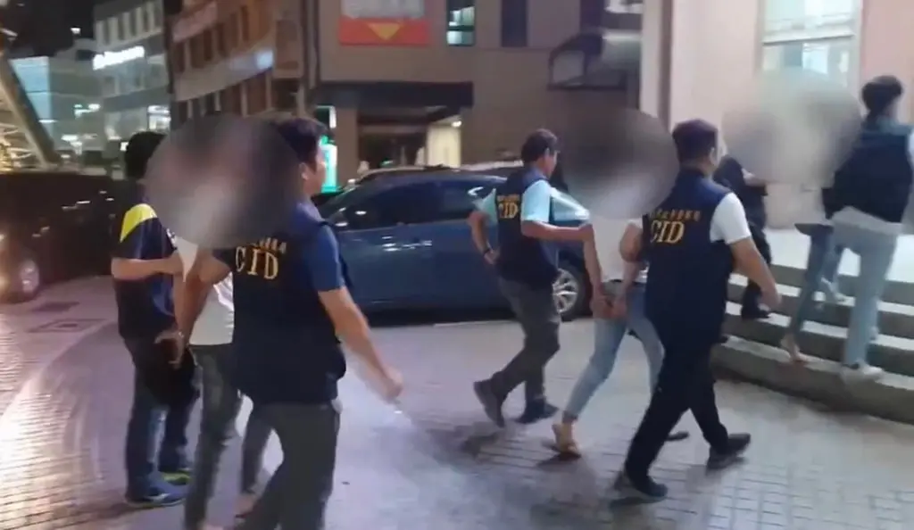 ▲警方傍晚在屏東逮捕3名犯嫌到案。（圖／翻攝畫面）