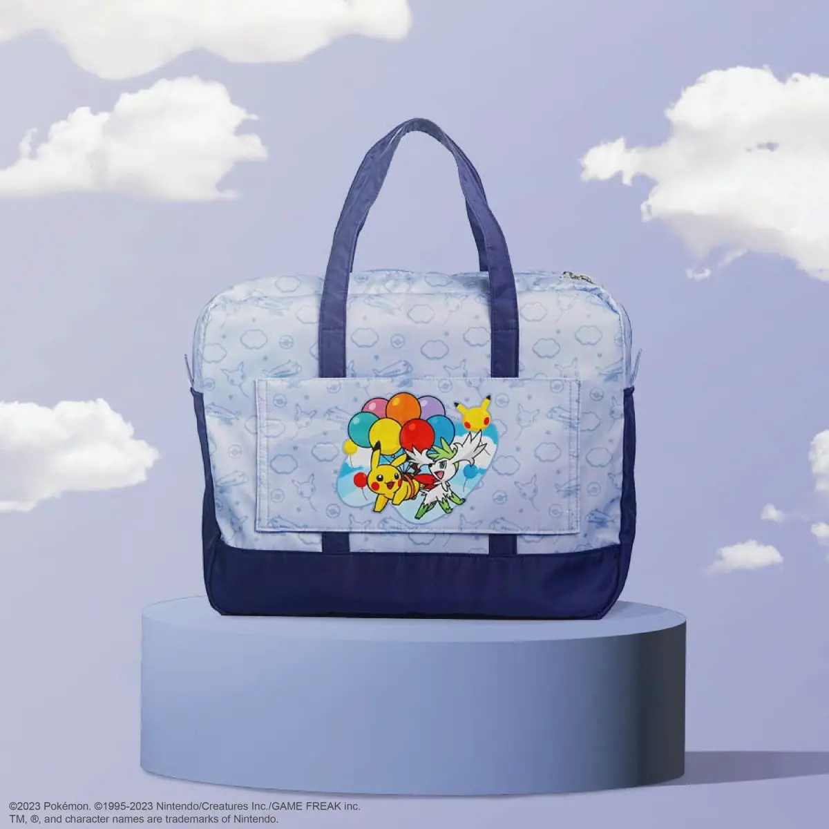 ▲華航「皮卡丘彩繪機 CI」飛航滿周年，旅行托特包今（1）日壓軸上市。（圖／華航提供）