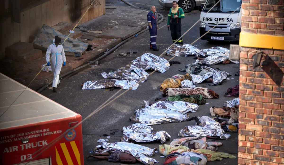 ▲南非最大城市約翰尼斯堡市中心一棟被違法住房占據的5層樓建築物發生惡火，一共74人死亡，其中包括12名孩童。（圖／美聯社／達志影像）