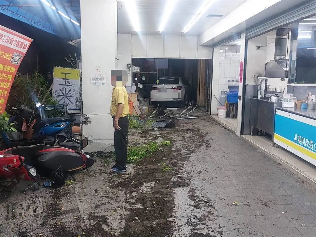 ▲高雄男凌晨撞進3店家 7台機車「保齡球式全倒」。（圖／翻攝畫面）