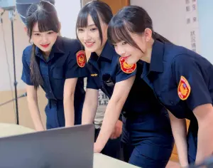 ▲AKB48 Team TP成員變身女警拍片宣導防詐觀念。（圖 ／新北市警察局樹林分局提供）