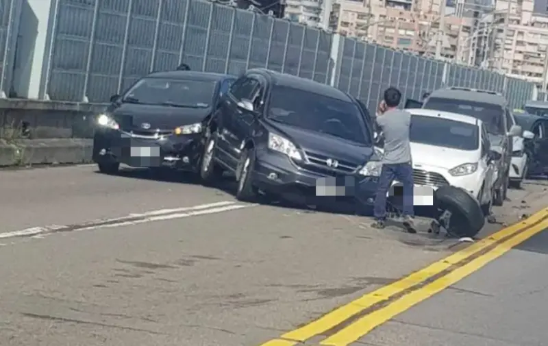 ▲台北橋上爆多車連環撞，現場雙向通行受阻。（圖／翻攝自記者爆料網）