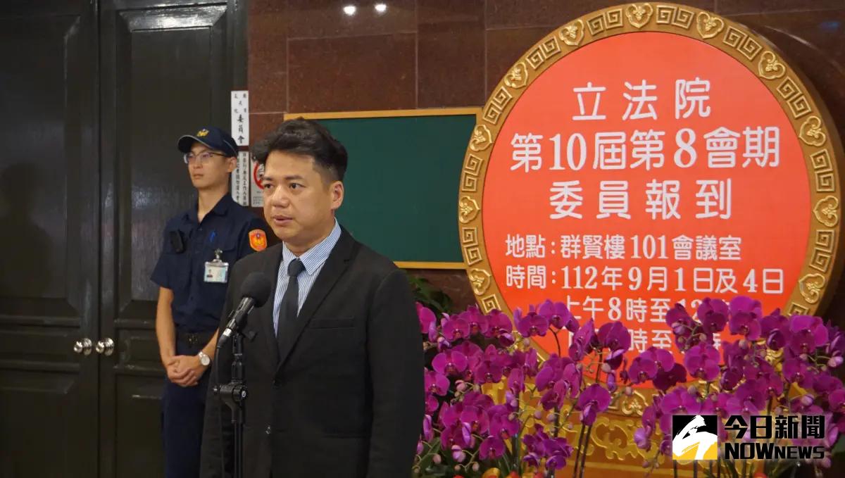 ▲立法院新會期第10屆第8會期立法委員報到，民眾黨立委邱臣遠3點52分開始排隊搶得頭香。（圖／記者呂炯昌攝，2023.09.01）