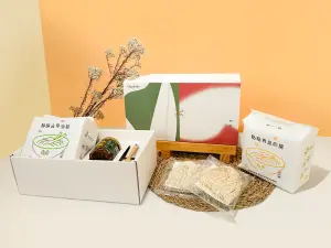 初耘 ▲初耘推出三款熱銷禮盒,有經典油蔥、麻醬麵,還有美味的蒜蒜辣油。(圖/初耘官網)