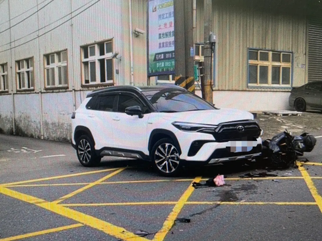 ▲疑似A柱影響視線，自小客女駕駛駛出巷口時才發現機車過來，騎士撞上自小客當場噴飛。（圖／記者李春台翻攝）