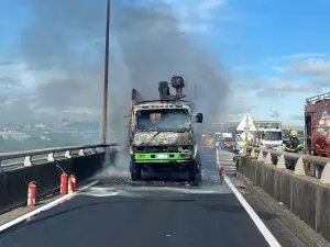 台66快速道路中豐路匝道火燒車　車流回堵3公里
