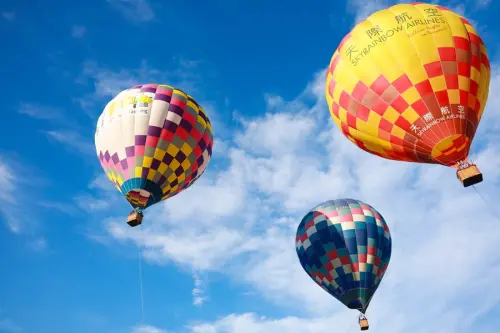 ▲昨日石岡熱氣球嘉年華活動，熱氣球在藍天白雲下映襯下亮麗登場。（圖／台中市政府提供，2023.09.01）