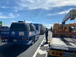 ▲這起火燒車意外造成車流回堵大約3公里。（圖／記者李春台翻攝）