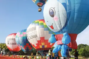 ▲熱氣球在石岡區土牛運動公園一字排開等待升空。（圖／台中市政府提供，2023.09.01）