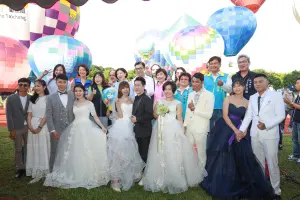 ▲6對新人穿著婚妙準備登上熱氣球。（圖／台中市政府提供，2023.09.01）