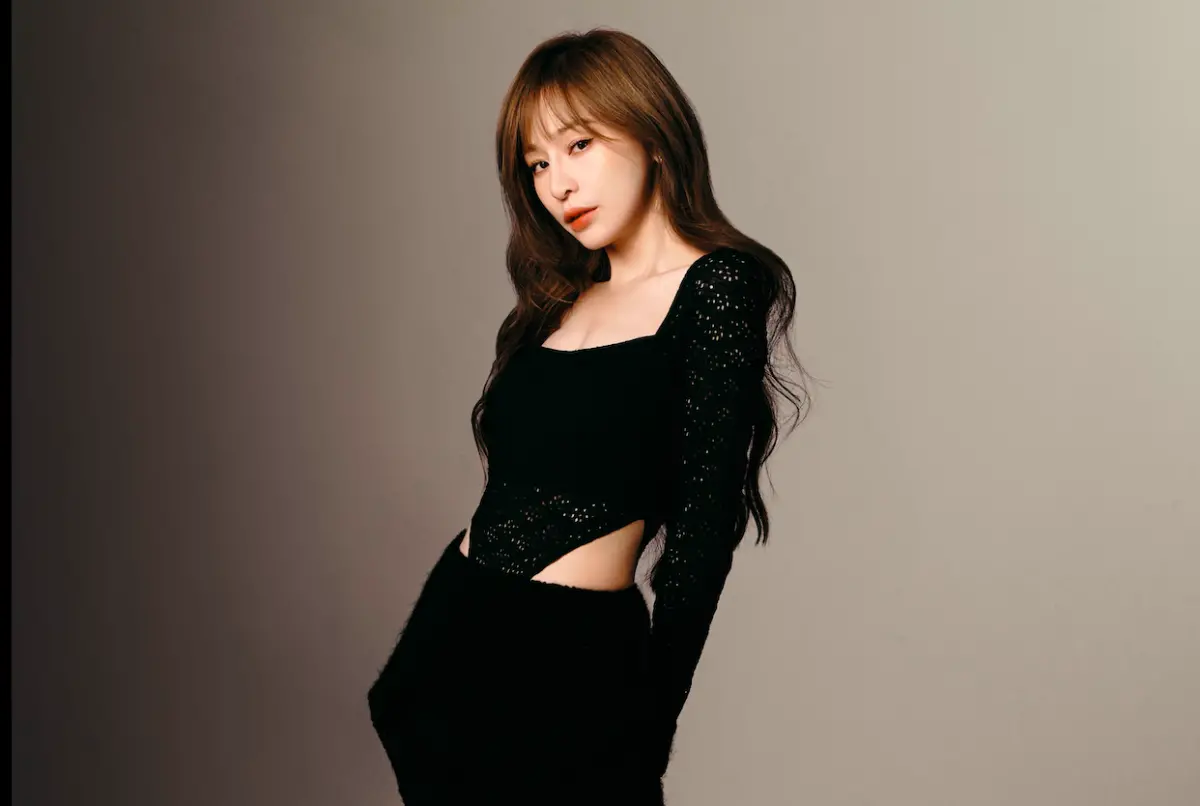 ▲王心凌在開唱前推出單曲〈Bite Back〉，宣傳照上辣曬美胸、小蠻腰。（圖／天晴娛樂提供）