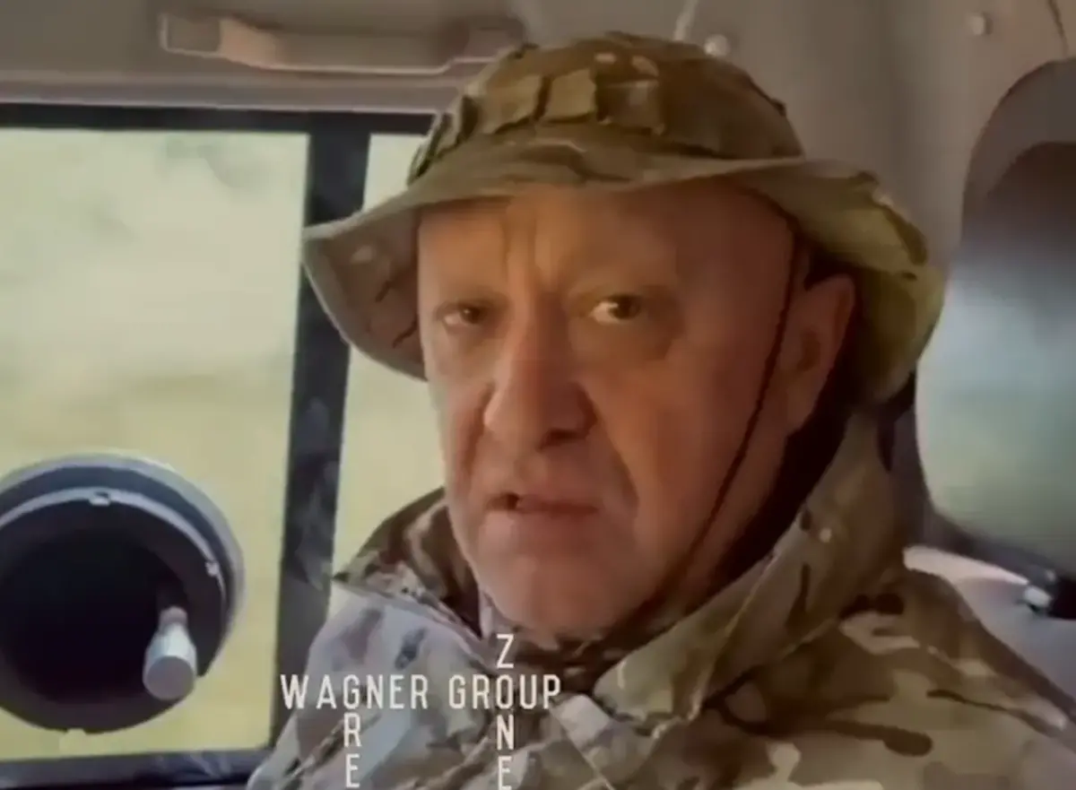 ▲已故俄羅斯傭兵首領普里格津生前拍攝的1段影片曝光，畫面顯示他墜機身亡前幾天人在非洲。（圖／擷取自影片）