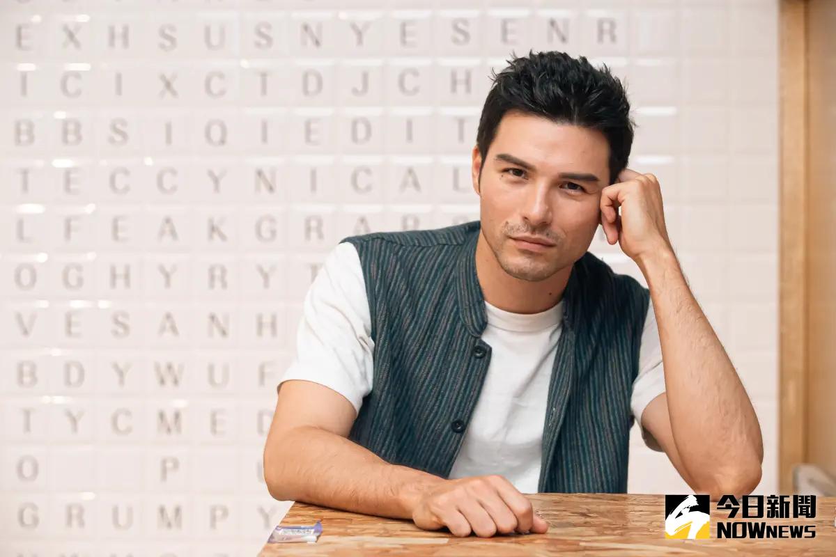 ▲鳳小岳擁有多重身分，受訪時感嘆做自己很難。（圖／記者葉政勳攝）