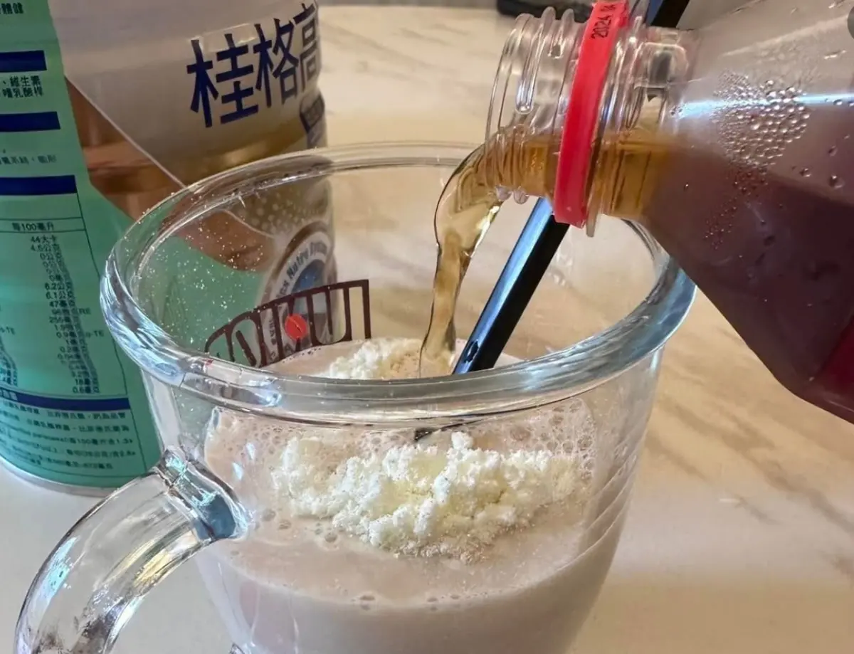 ▲近日有網友買到可以用冰水沖泡的奶粉，突發奇想直接用「冰紅茶」沖泡，結果變成超濃郁鮮奶茶，讚不絕口。（圖/我愛全聯好物老實說）