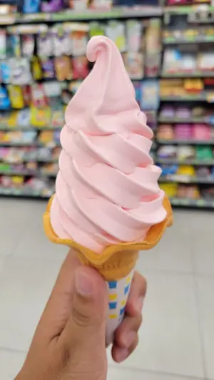 ▲網友分享自己買到「芭比粉口味」的全家霜淇淋,是店員不小心將莓果口味的色素混入小農牛奶的成品!(圖/全家便利商店/7-11超商新品分享區) ▲網友分享自己買到「芭比粉口味」的全家霜淇淋,是店員不小心將莓果口味的色素混入小農牛奶的成品!(圖/全家便利商店/7-11超商新品分享區)