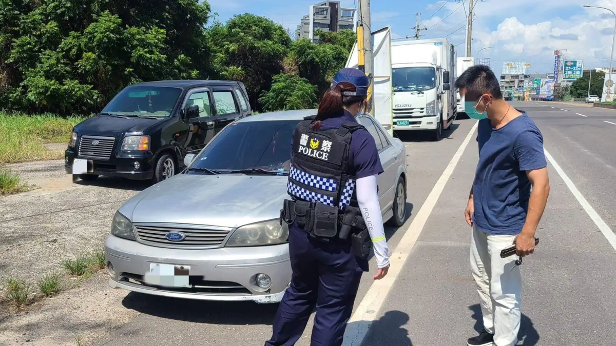 ▲李男出國卻記錯停車位置，急忙向警方報案，員警獲報後調閱其行車軌跡，在3公里外的路旁找到李男的車。（圖／大園分局提供）