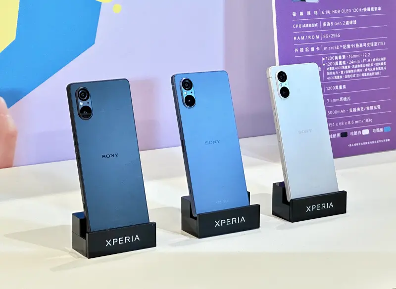 ▲Sony Xperia 5 V 新機共推出哇酷黑、哇酷白及哇酷藍三色。（圖／周淑萍攝）