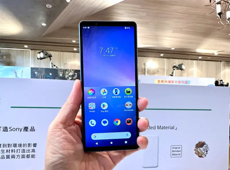 ▲Sony Xperia 5 V 配置6.1吋 HDR OLED 120Hz螢幕更新率，整合Sony BRAVIA 顯示技術的高畫質處理器 X1 for mobile ，提高螢幕品質。（圖／周淑萍攝）