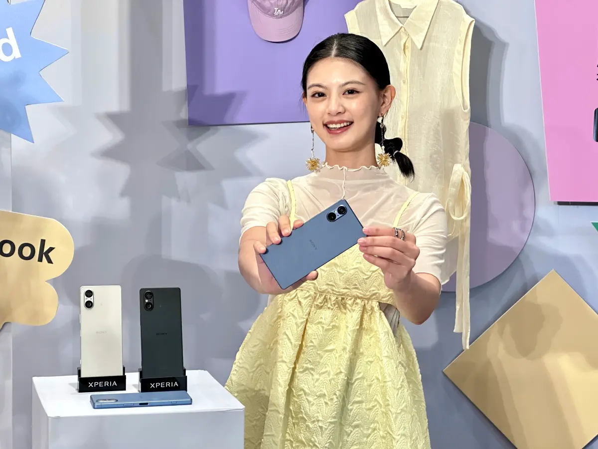 ▲Sony今（1）日發表了最新小螢幕旗艦機Xperia 5 V，大幅強化拍攝功能，售價3萬2990元。（圖／記者周淑萍攝）