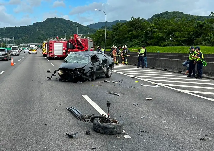 ▲黑色小轎車在發生擦撞後撞到路邊護欄連翻10圈後停止，車體毀損嚴重。（圖 ／翻攝畫面）