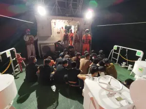 蘇拉颱風來襲人蛇蠢動　海巡屏東緝獲19名越南偷渡犯
