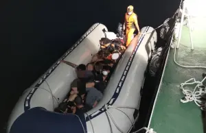 ▲海巡發現一艘白色橡皮艇航跡可疑，查獲3名國人載運19名越南偷渡犯企圖非法入境。（圖／恆春海巡隊提供）
