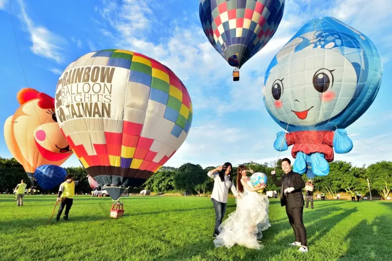 ▲新人穿著婚妙準備登上熱氣球。（圖／台中市政府提供，2023.09.01）