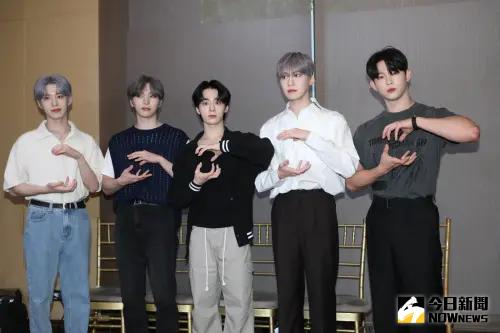 ▲ONEUS成員XION（左起）、抒澔、煥雄、建熙、LEE DO台灣記者會。（圖／記者鄭孟晃攝）