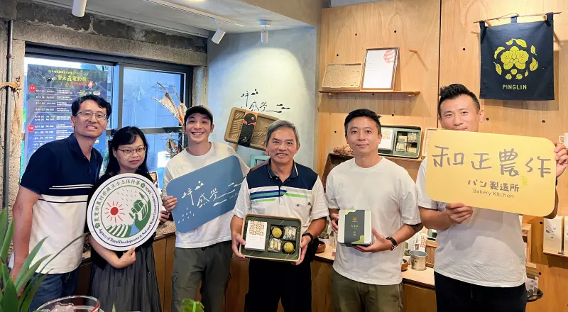 ▲強強聯手，新北坪林二茶農聯名首推秋節限量「山茶酥包布鐵盒」搶市。（圖／水保署臺北分署提供） 