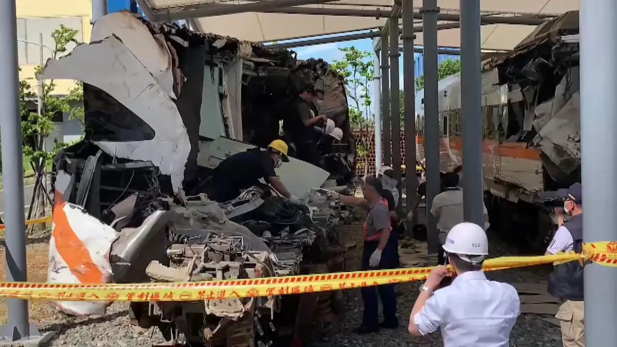 ▲太魯閣號事故車廂在上月底竟發現罹難者頭骨與遺物，讓家屬無法接受。（圖／NOWnews資料照片）