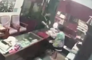 ▲女子利用「假買真搶」方式搶奪銀樓值8萬5000元的金項鍊，隨即奪門逃走，犯案過程僅花2分鐘。（圖 ／翻攝畫面）