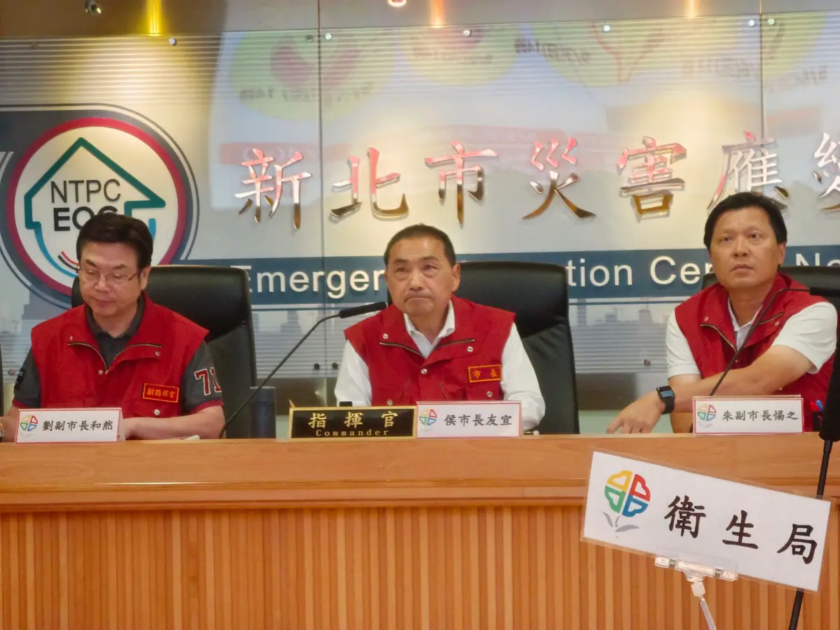 ▲侯友宜主持中颱海葵災害應變中心第1次工作會報，呼籲嚴防強風豪雨。（圖 ／新北市政府消防局提供）