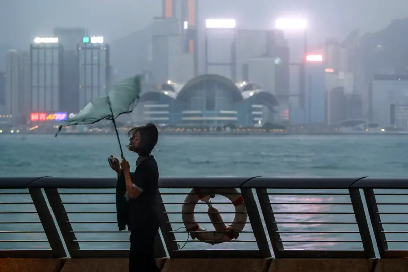 ▲今年第9號颱風「蘇拉」直撲香港，香港天文台在今（1）晚8點15正式發出「10號颶風信號」，並預期10號風球會維持一段時間，呼籲民眾提高警覺。（圖／美聯社／達志影像）