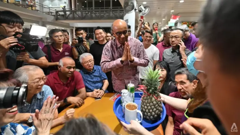 ▲66歲的新加坡前國務資政尚達曼，以7成選票的亮眼結果，贏下星國總統選舉。圖為支持者送他鳳梨。（圖／翻攝自新加坡CNA）