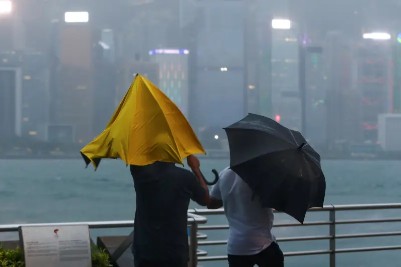 ▲今年第9號颱風「蘇拉」直撲香港，香港天文台一度發出高等級的10號風球警訊。（圖／美聯社／達志影像）