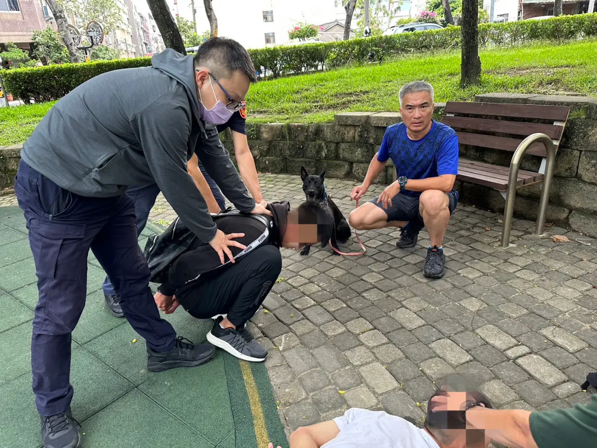 ▲車手現身取款，看便衣警力，2人逃竄企圖反抗，員警施以辣椒水制伏(圖／警方提供2023.9.2)