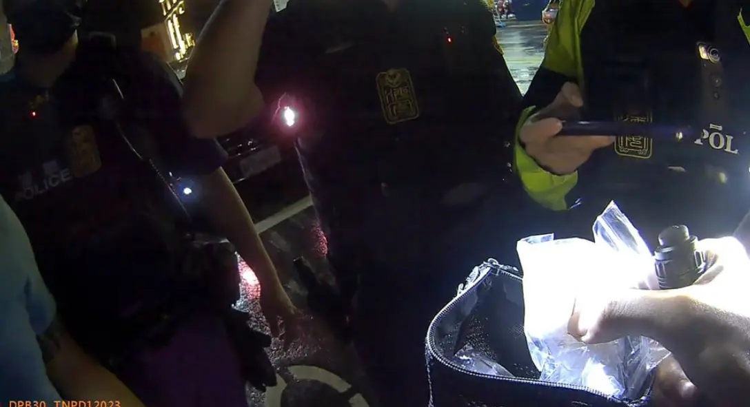 ▲台南市余姓男子1日凌晨駕車返家，途經中西區因車速過快遭警方攔查，因其身上衣物及車內散發濃厚毒味，當場被警方搜出18包K他命及8包毒品咖啡包。（圖／翻攝畫面）