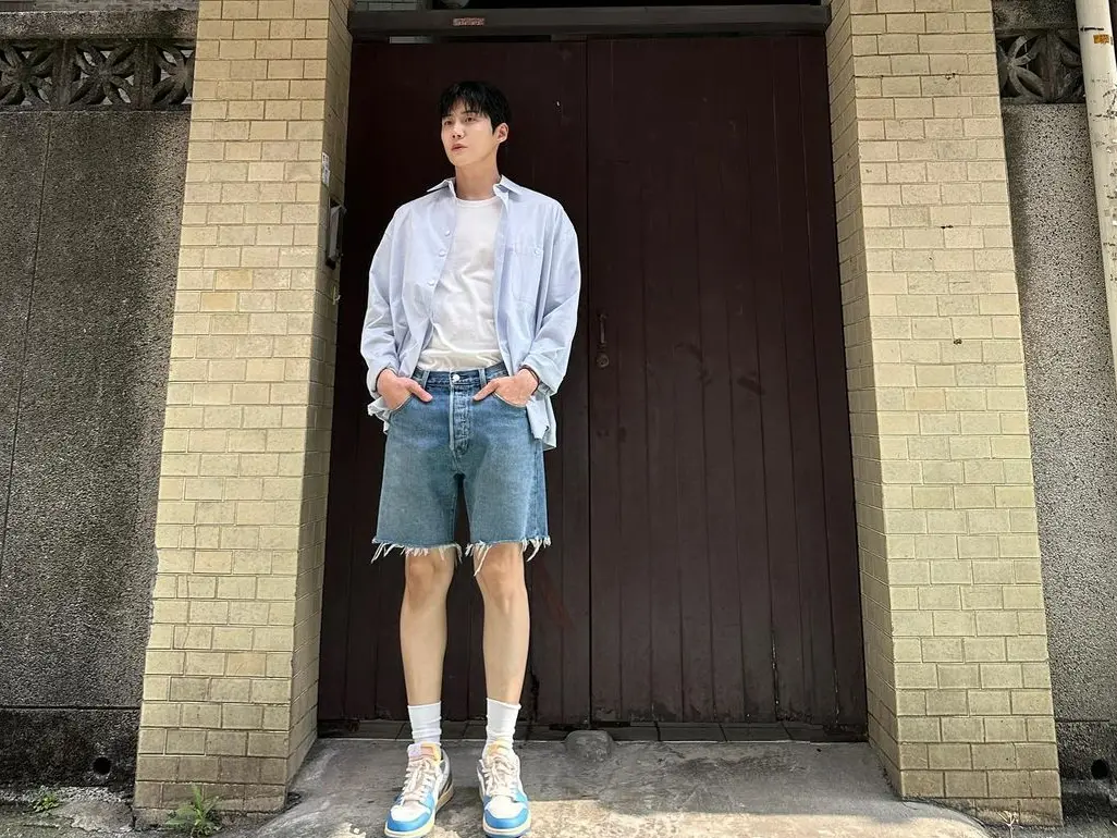 ▲韓星金宣虎日前曬出4張台北街拍照，這張在民宅前合影照被粉絲追問「想知道是誰家門口？」答案揭曉了，是永康街巷弄民宅。（圖／金宣虎IG）