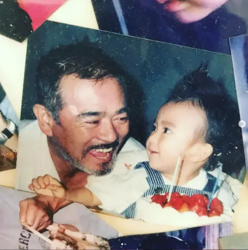 ▲千葉真一（左）2015年時傳出與小54歲的女大生相戀，根據日媒報導，他的太太早知道他外遇，多次提離婚遭拒絕。（圖／翻攝新田真劍佑IG）