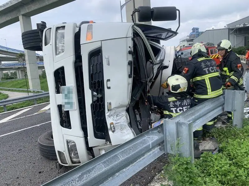 ▲國道死亡車禍！國道4號東向28公里潭子系統接台74快速道路匝道，今（2）日下午1時許，一輛大貨車發生翻覆意外，目前貨車副駕駛搶救後不治，駕駛則仍在搶救中，詳細事發原因仍待釐清，警方表示，貨車高度高，重心高，行經匝道時失控翻車。（圖／翻攝畫面）