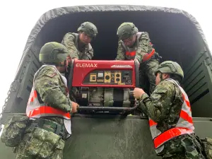 ▲43砲指部官兵合力將發電機及救災器具搬運上車，待命執行災防任務。（圖／第四作戰區提供）