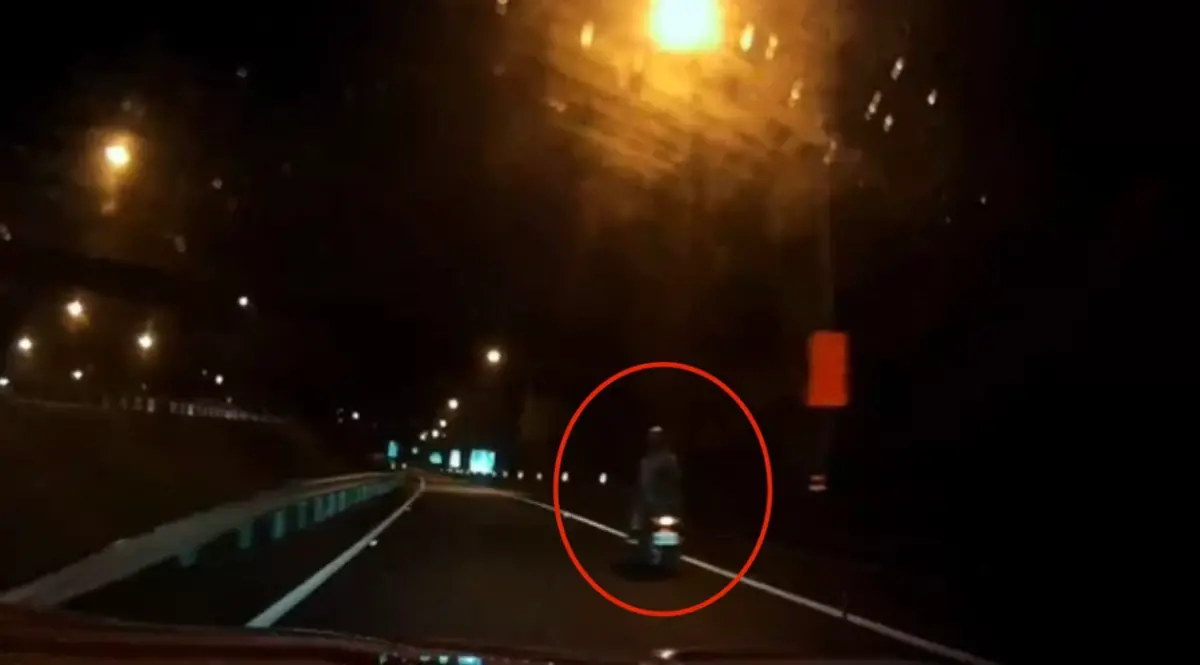 ▲宜蘭昨（1）日發生騎機車誤闖國道事件！昨天深夜雨勢不小，有民眾目擊一男一女騎在「雪隧路肩」狂飆，經警方到場後，發現兩人皆為外國遊客，想到基隆遊玩，卻被導航帶上了高速公路，一路騎了35公里，警方也依法對騎士開出3000到6000元罰單。（圖／翻攝畫面）